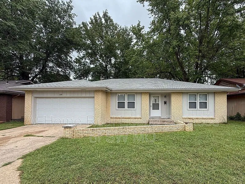 3 bed, 2.0 bath, 1292 sqft, $1,395 — Photo 1