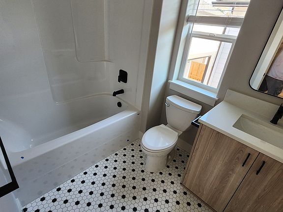 4th image of 2788A D St NE #A