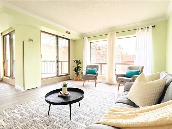 300 Keats Way #207, Waterloo, ON N2L 6E6