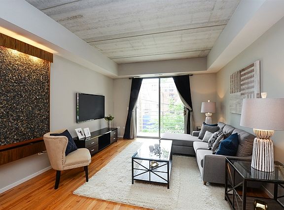 2nd image of 1422 N La Salle St #206
