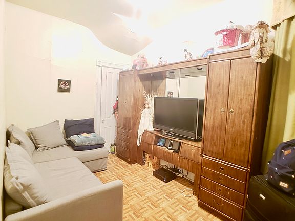 4th image of 901 S Oakley Blvd
