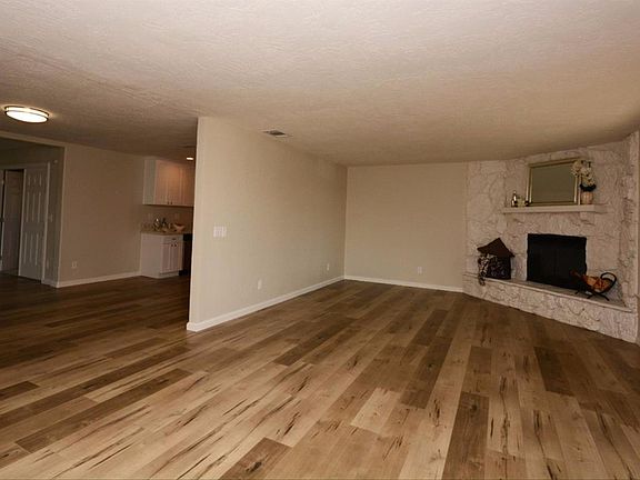 5th image of 15205 Vasquez Ln