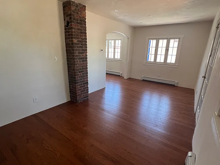 Living room/ dining area