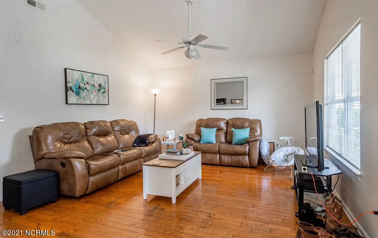 3 bed, 1319 sqft, $1,995 — Photo 4