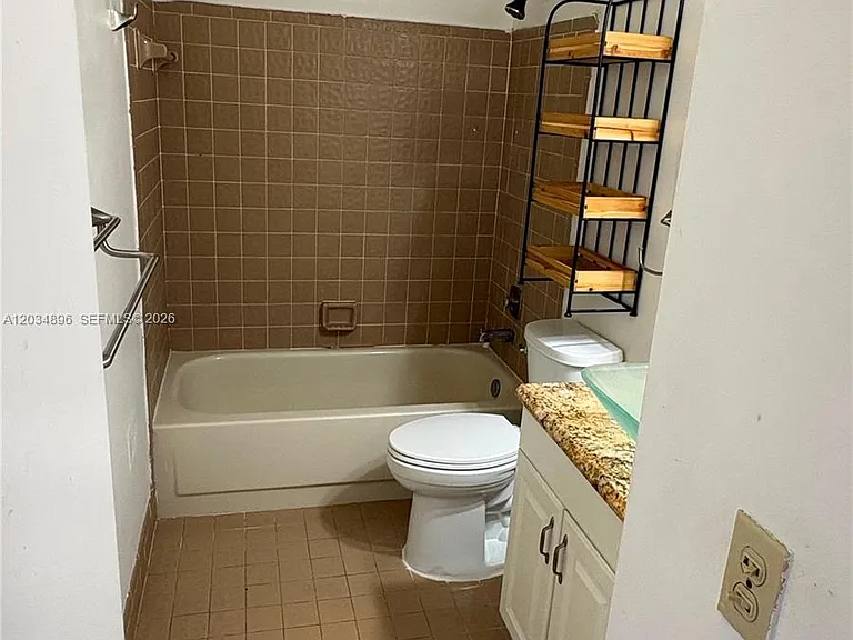3819 SW 69th Ave #14-L — Photo 5