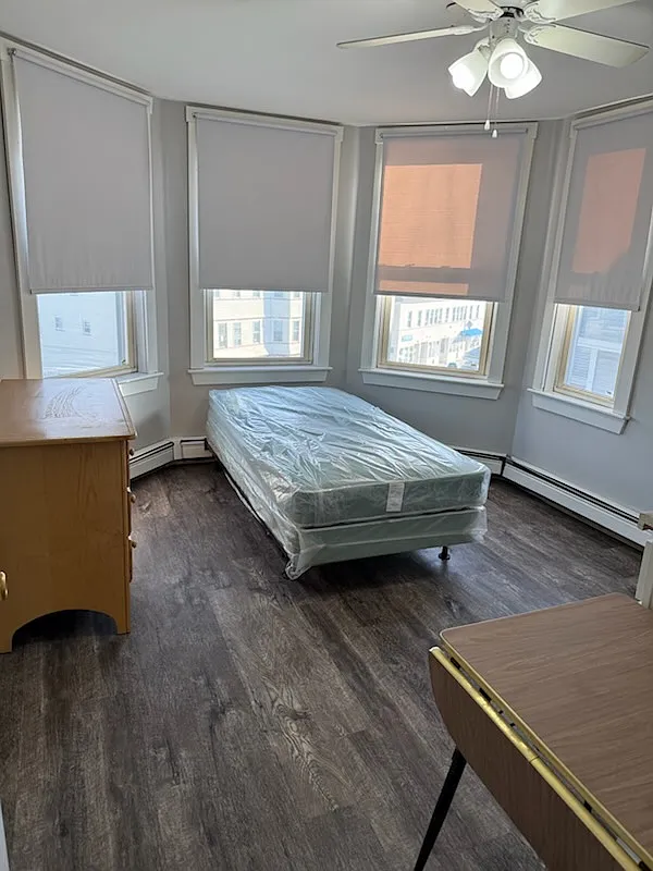 Studio, $990 — Photo 1