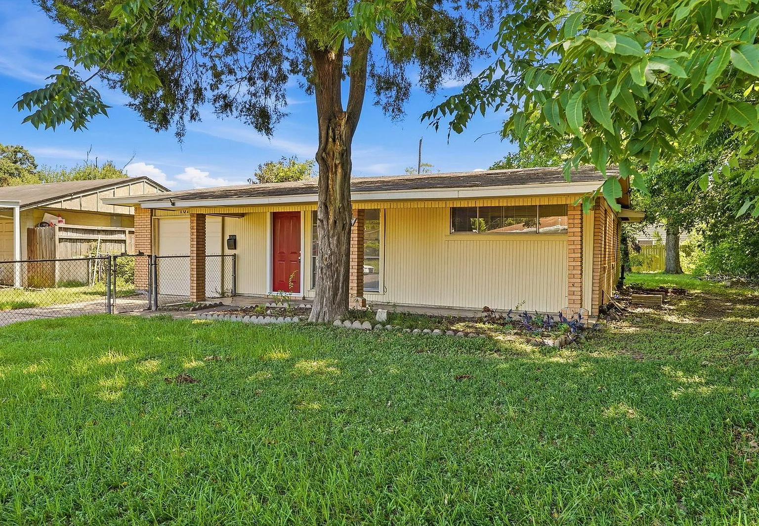 3 bed, 1.0 bath, 992 sqft, $1,500 — Photo 2