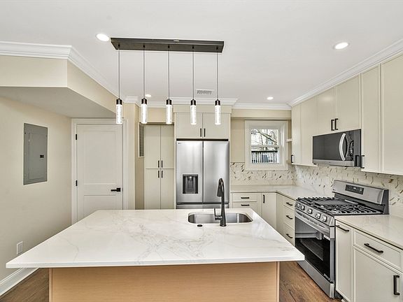 3rd image of 21 Marcella St Suite 2