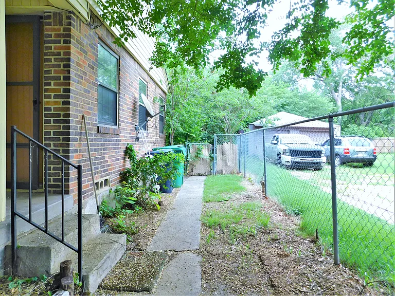 1010 Denton St — Photo 14
