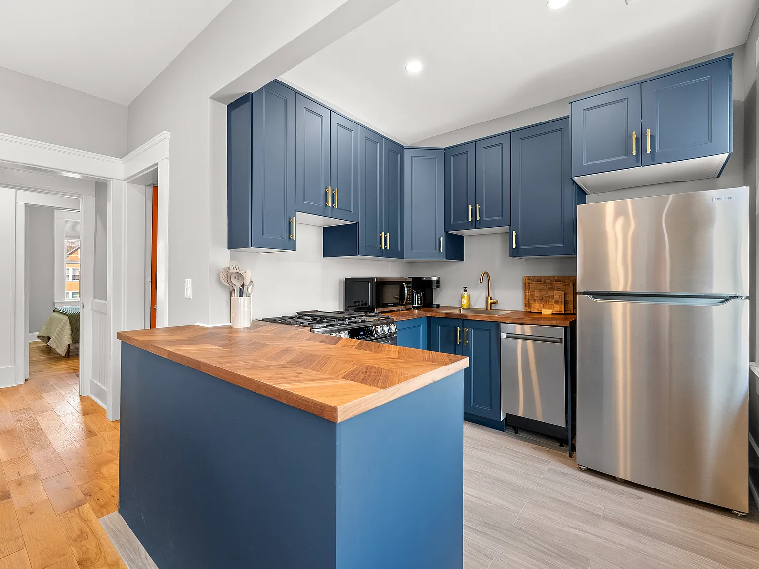 2 bed, 750 sqft, $3,050 — Photo 1