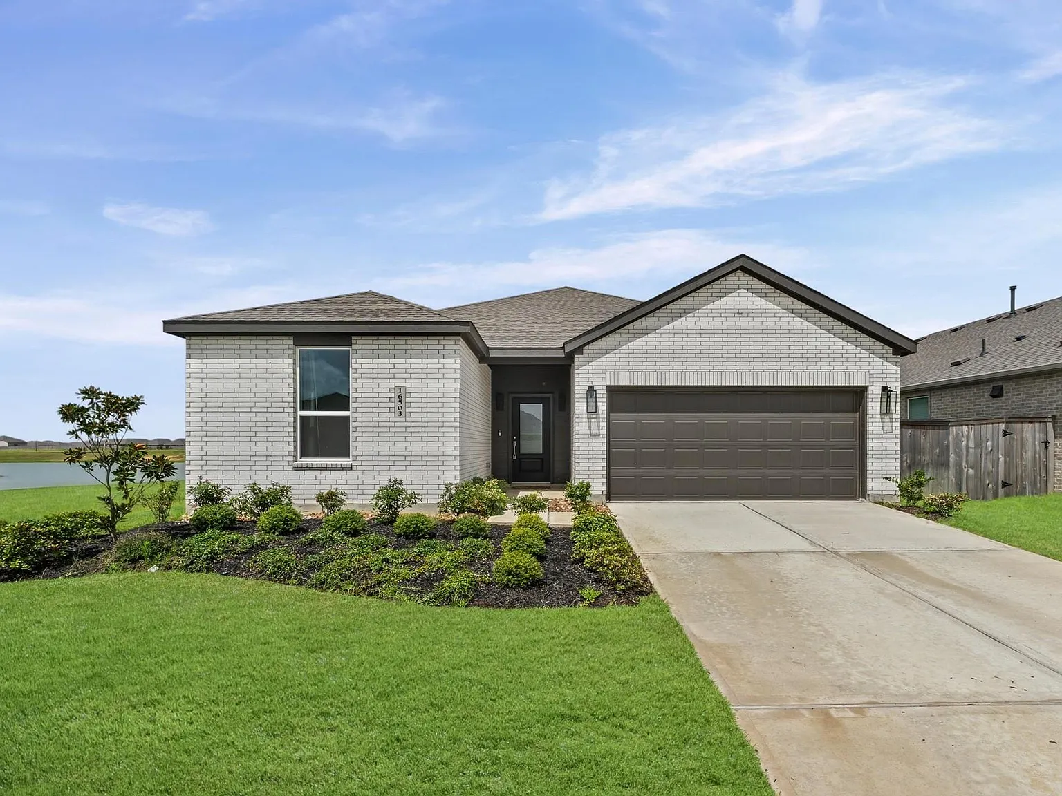 4 bed, 3.0 bath, 2233 sqft, $2,300 — Photo 2