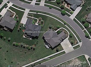 912 Ramblewood Dr, Rochester, MI 48307