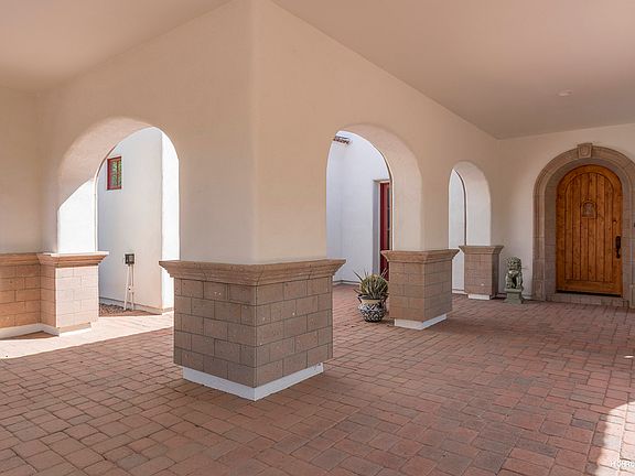 Front Patio: Great Space!