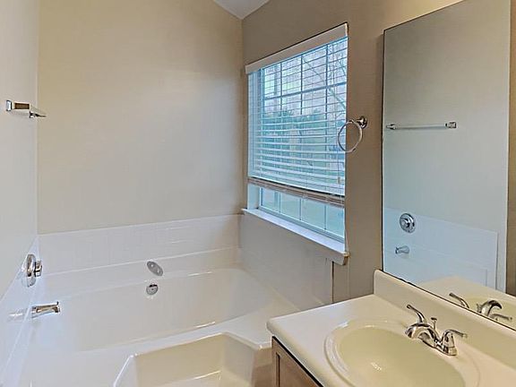 4th image of 3094 Foxbriar Ct