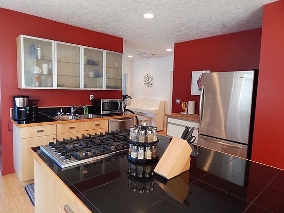 5th image of 1264 E Logan Ave