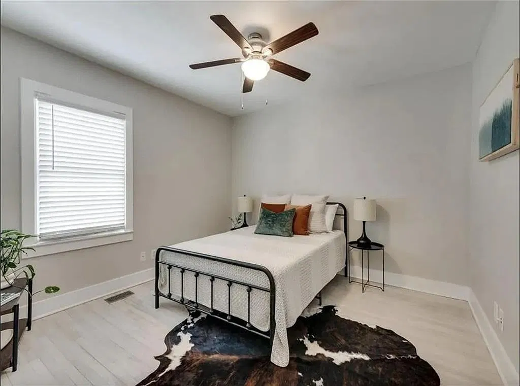 2 bed, 1.0 bath, 1374 sqft, $2,000 — Photo 3