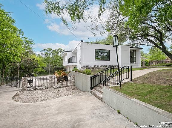 3rd image of 568 W Quill Dr