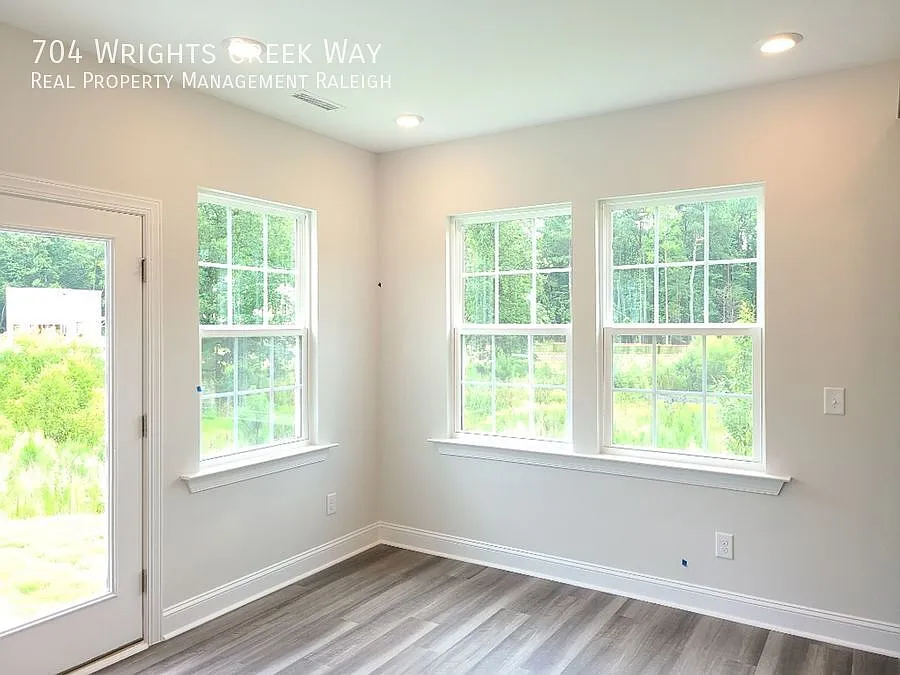 4 bed, 2370 sqft, $2,525 — Photo 4