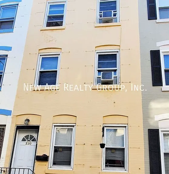 530 N Douglas St — Photo 1
