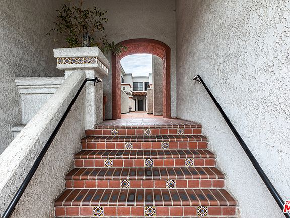 3rd image of 3261 Sawtelle Blvd APT 203