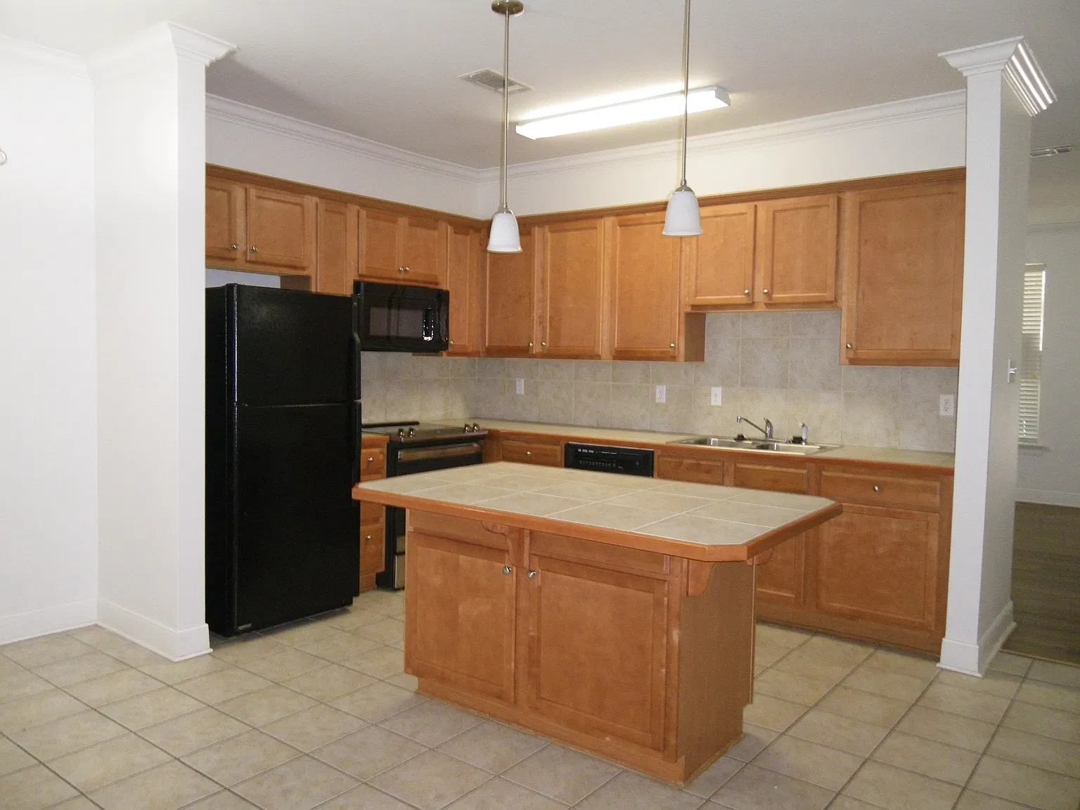 2 bed, 2.5 bath, 1370 sqft, $1,700 — Photo 3