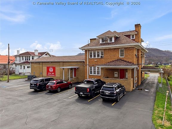 3rd image of 2512 Kanawha Blvd E