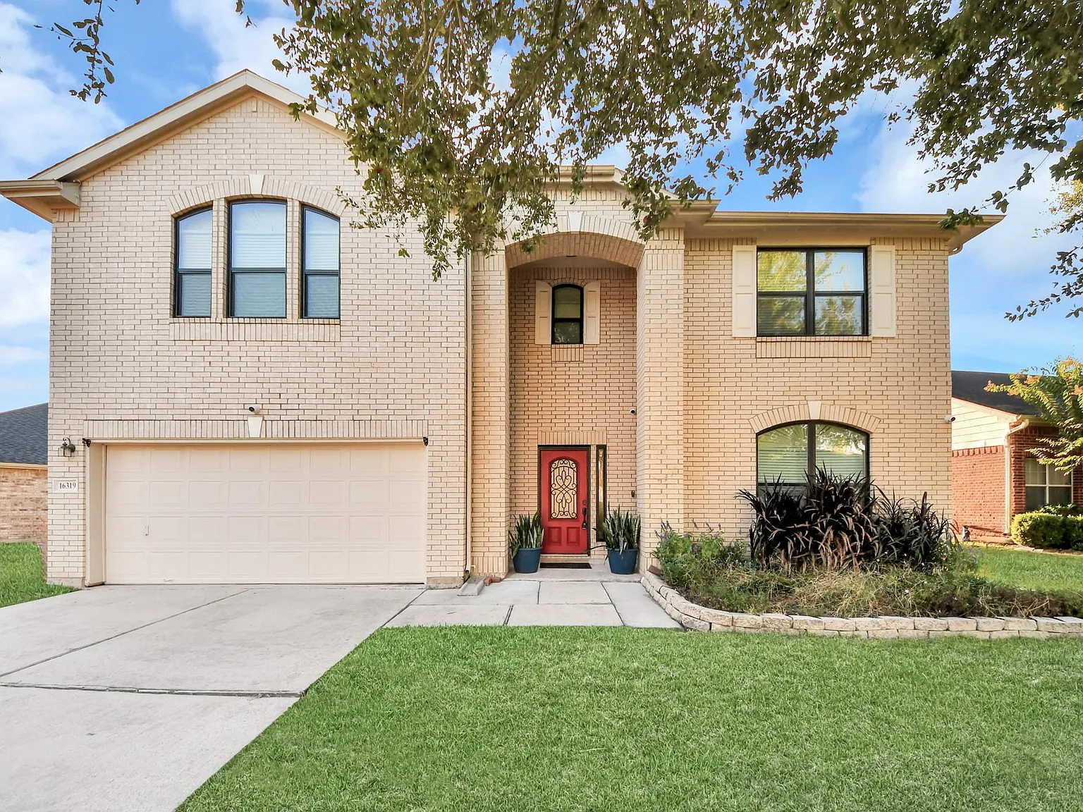 4 bed, 2.5 bath, 3328 sqft, $2,490 — Photo 4