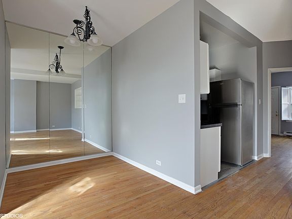 4th image of 1951 N Lincoln Ave #3S