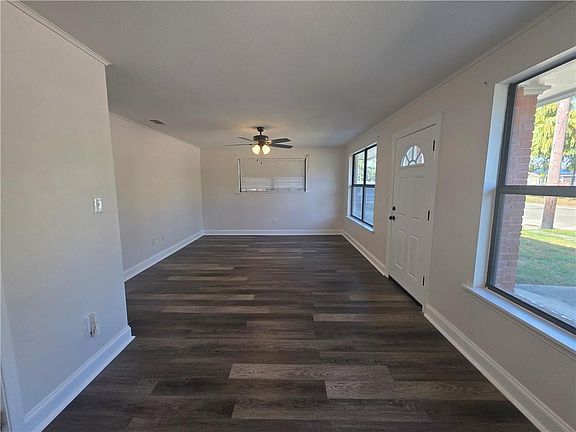 3rd image of 3906 Paris Ave