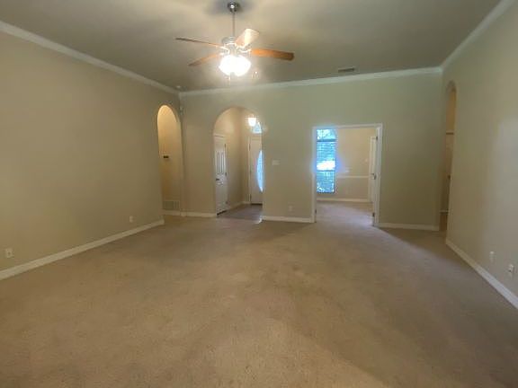 5th image of 1206 Chaucer Ln