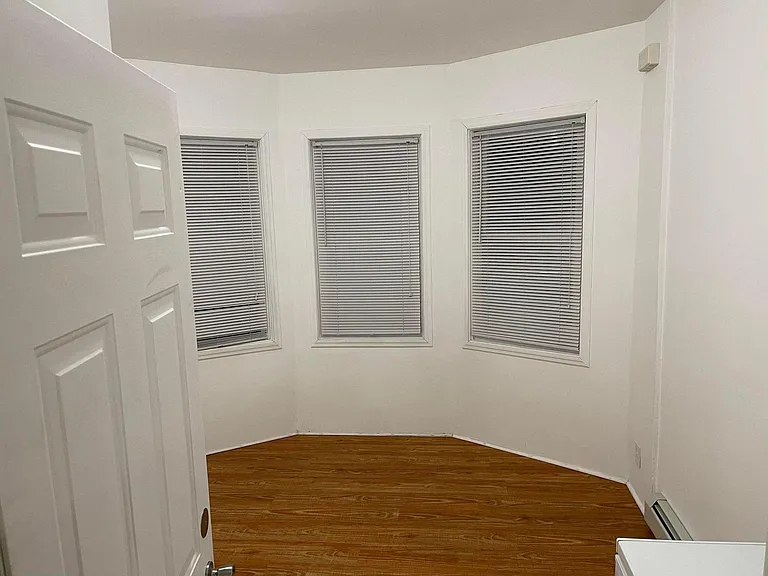140 W 3rd St #1 — Photo 4