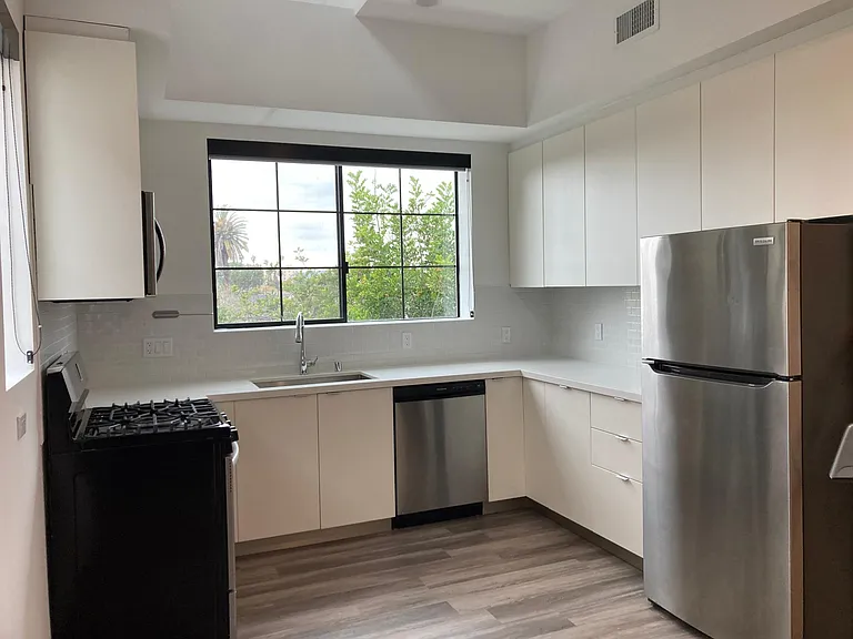 161 S Normandie Ave #7 — Photo 4