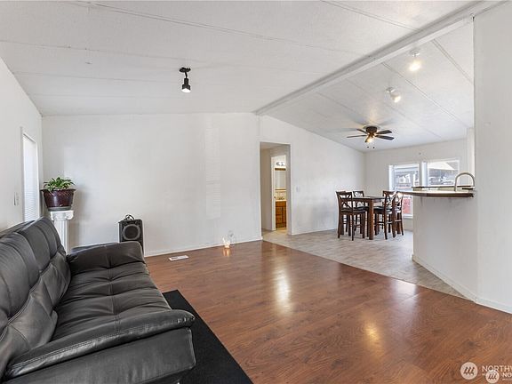 5th image of 924 Lincoln Avenue E #56