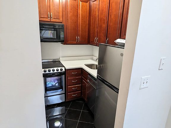 4th image of 460 W 50th St APT 1D