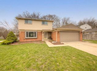 29485 Spring Hill Dr, Southfield, MI 48076
