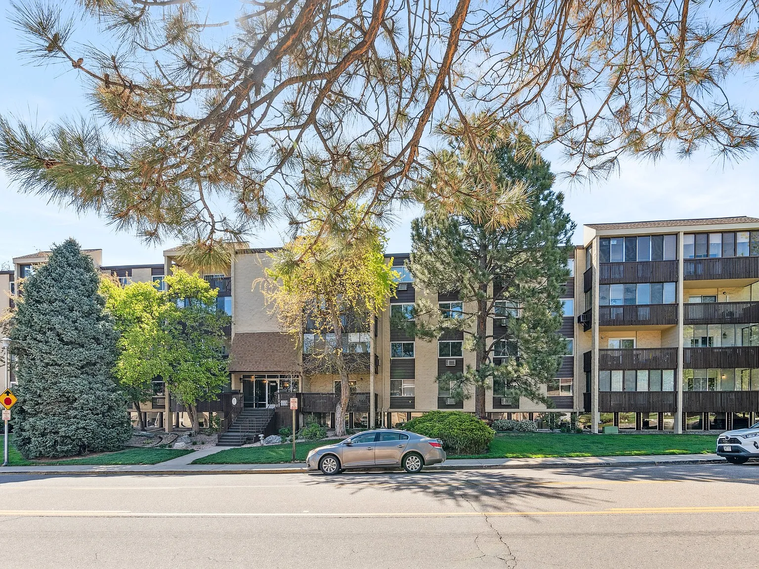 2 bed, 1200 sqft, $1,900 — Photo 1