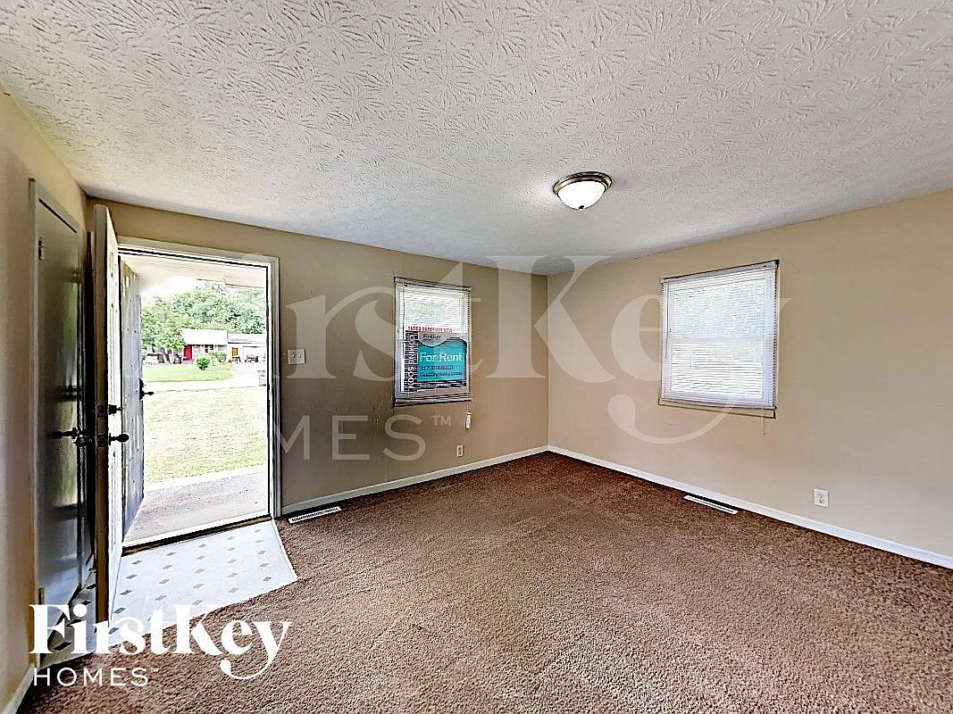 3 bed, 1.5 bath, 1025 sqft, $1,565 — Photo 2