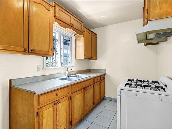 5th image of 941 E Hyde Park Blvd APT 3