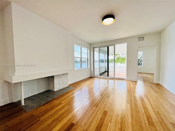 4th image of 960 Bay Dr #900