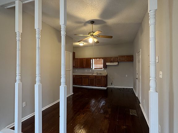 3rd image of 122 Tuxedo Dr