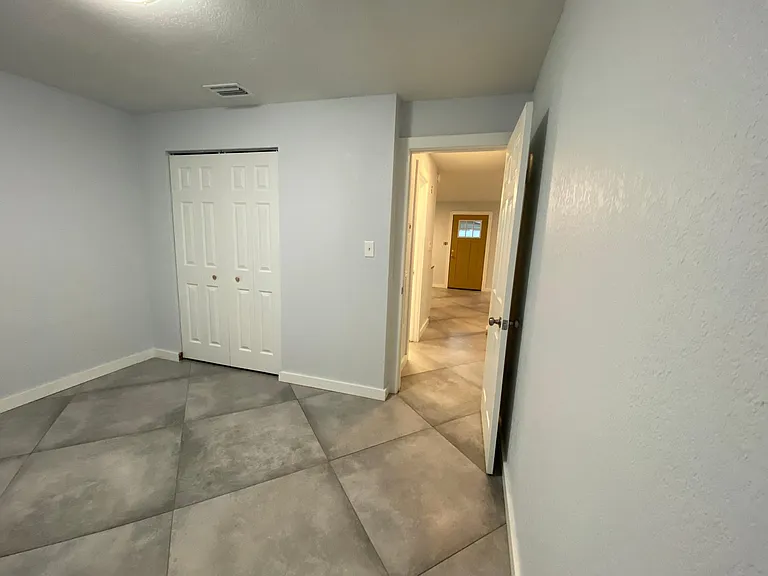 1721 W Walnut St — Photo 6