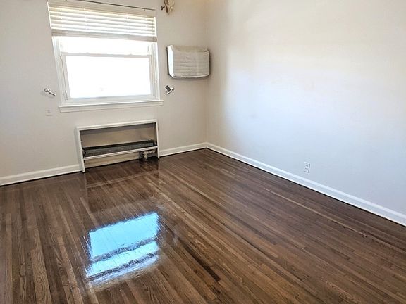 4th image of 20-22 33rd St #2