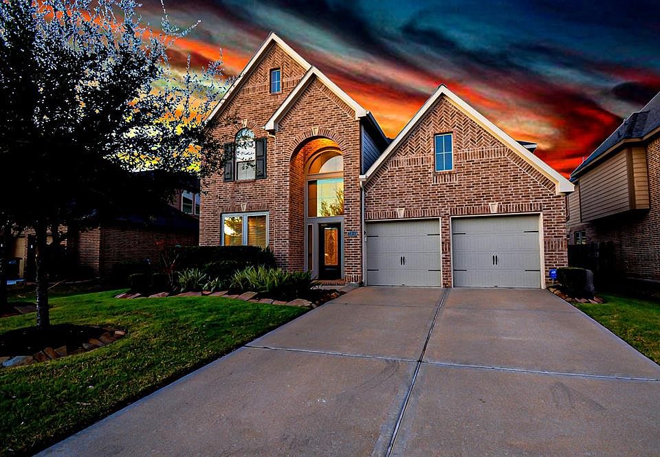 WELCOME HOME! Check Out this Amazing 4 Bed 3.5 Bath Located in Riverpark West.