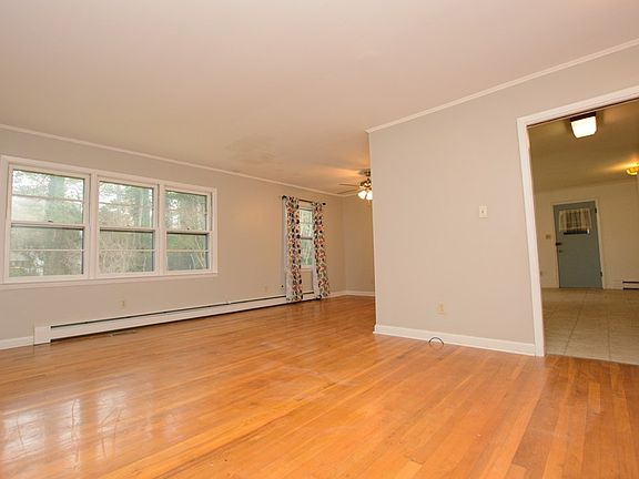 5th image of 75 Fairlawn Dr