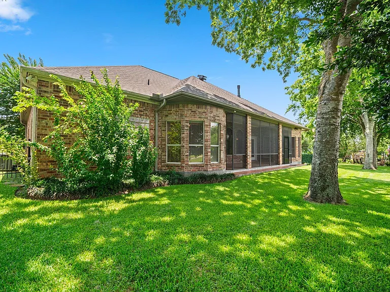118 Hillsborough Dr W — Photo 26