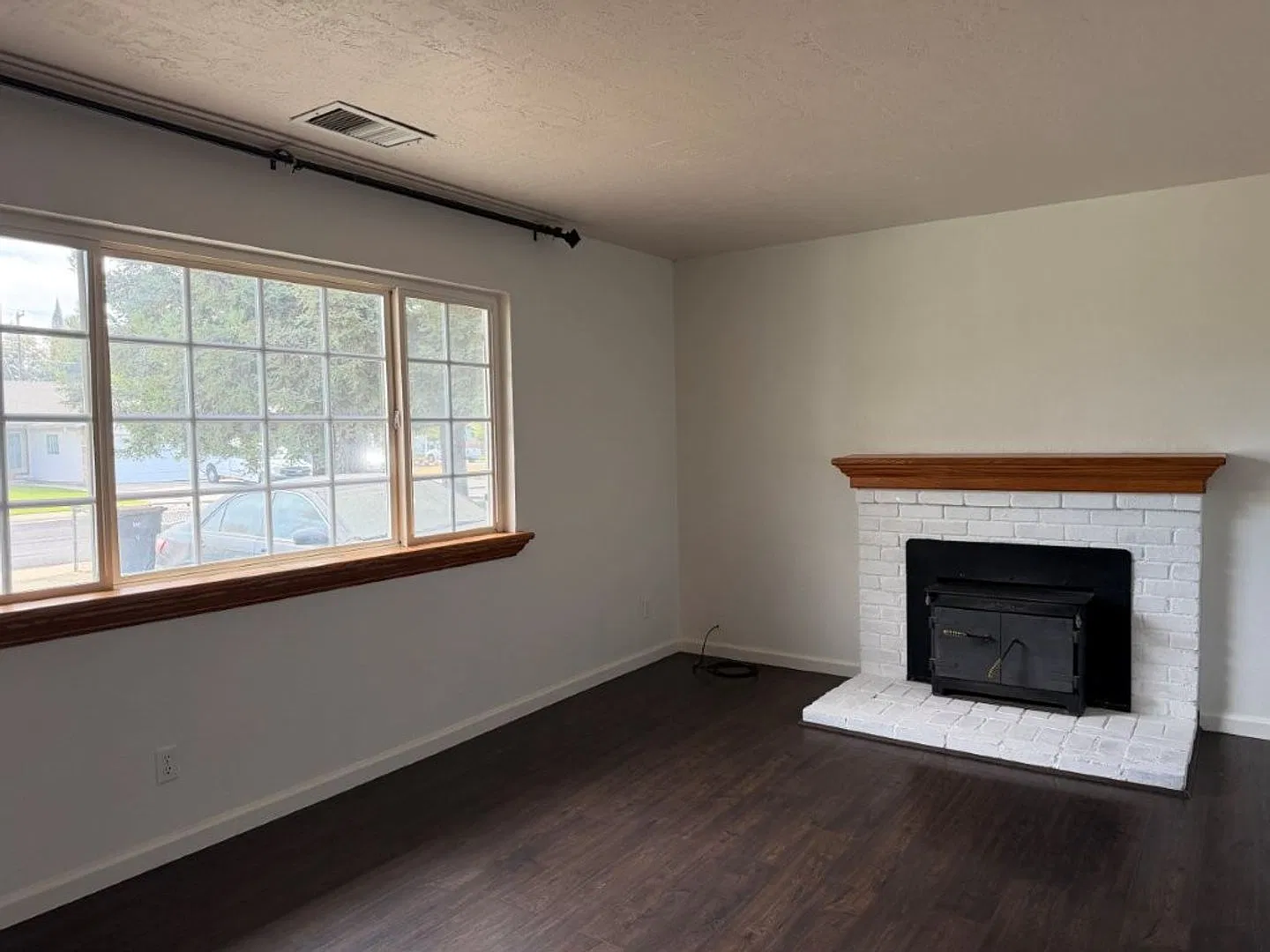 Spacious 3-Bedroom Home on a Cul-de-Sac — Photo 3