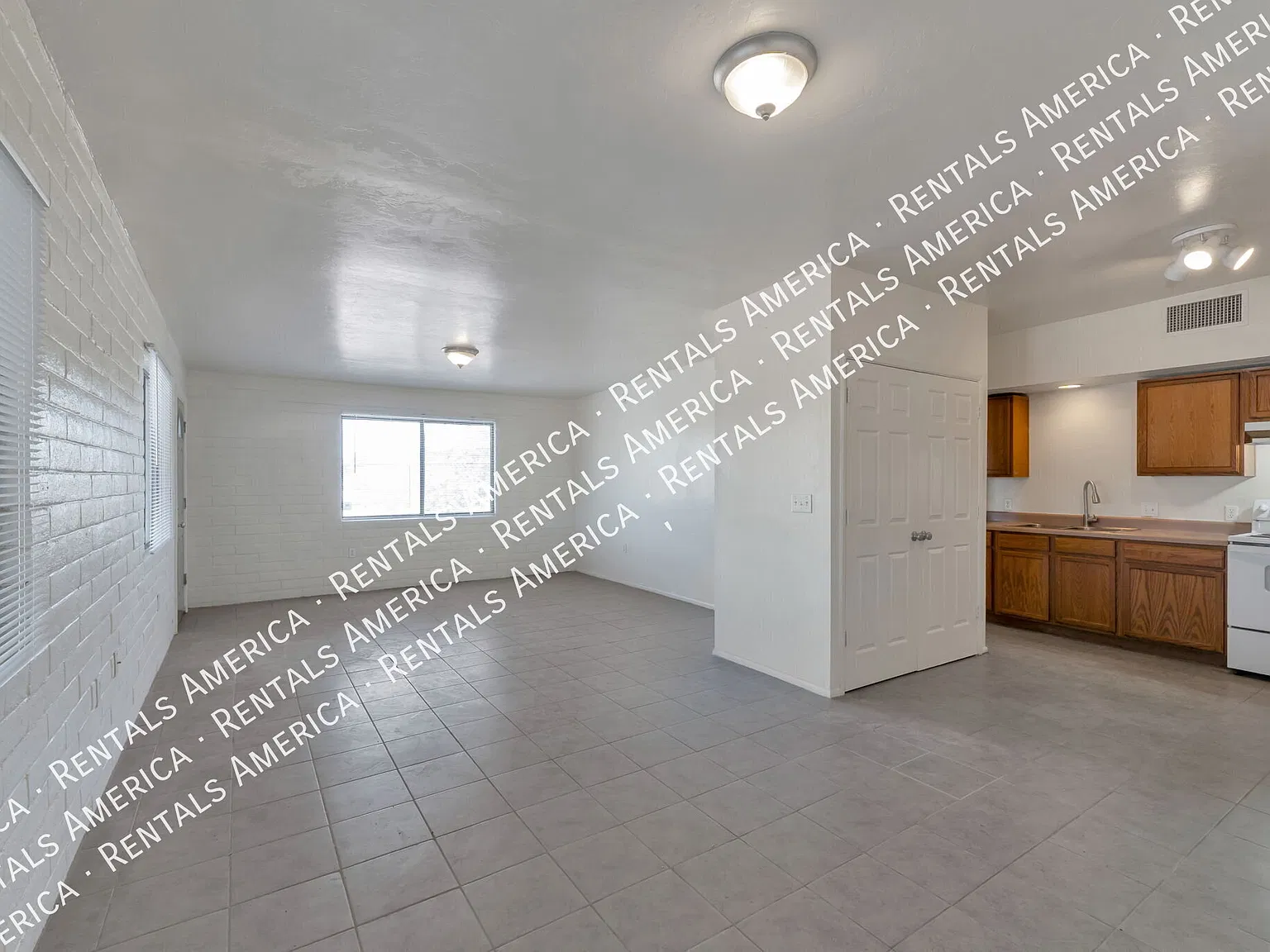 Bright and Spacious 3 Bedroom, 2 Bath Duplex — Photo 3