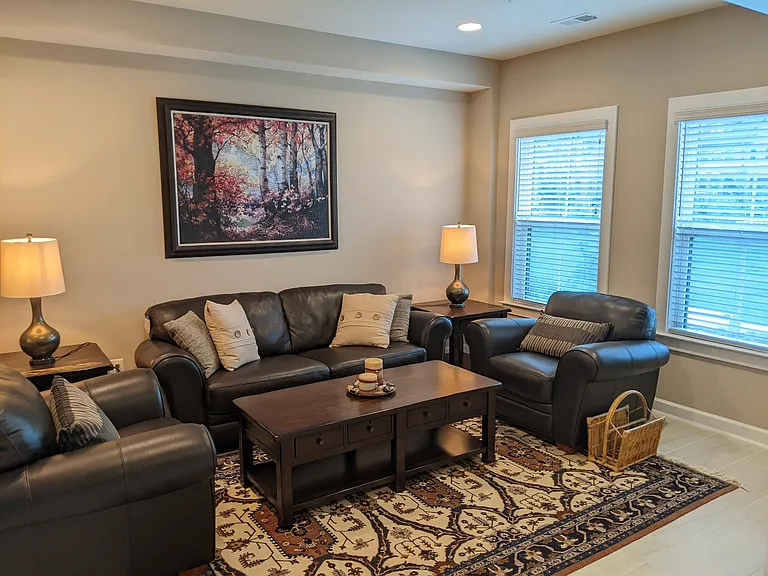 Versatile sitting room on entry level
