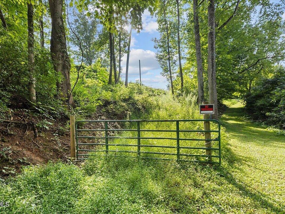 1st image of 324 Locust Hill Dr