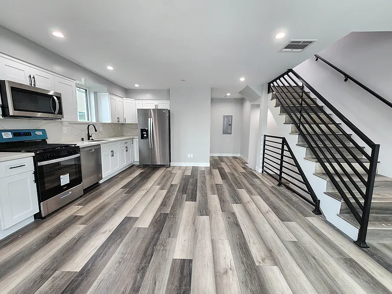 2406 Hauser Blvd #1/2 — Photo 9